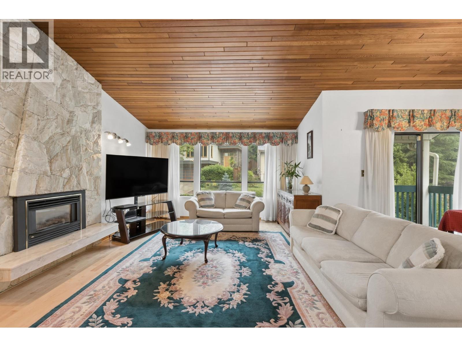 5609 White Pine Lane, North Vancouver, British Columbia V7R 4S1 - Photo 3 - R3153027