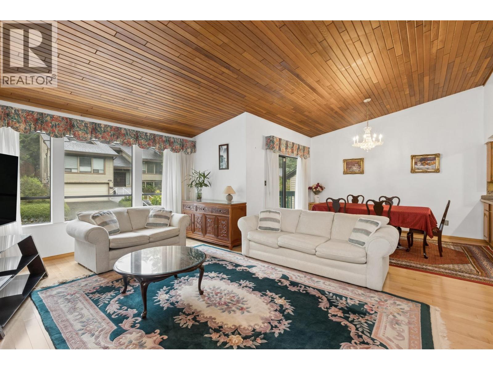 5609 White Pine Lane, North Vancouver, British Columbia V7R 4S1 - Photo 4 - R3153027