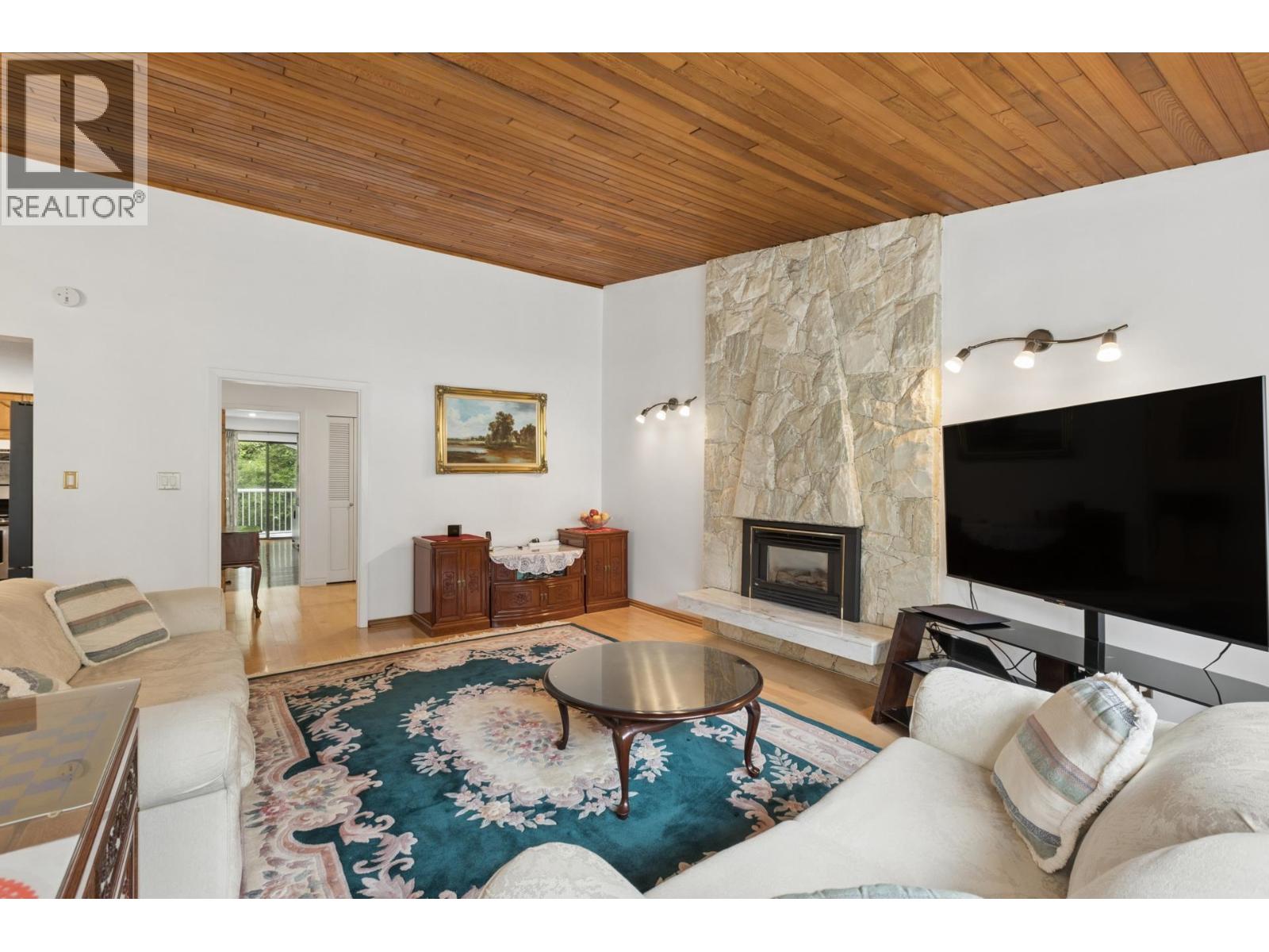 5609 White Pine Lane, North Vancouver, British Columbia V7R 4S1 - Photo 5 - R3153027