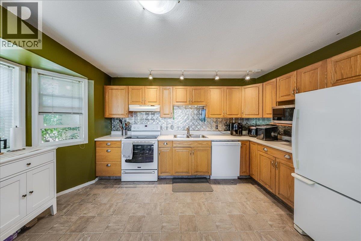 2507 Columbia Avenue, Castlegar, British Columbia  V1N 2X4 - Photo 15 - 10396809