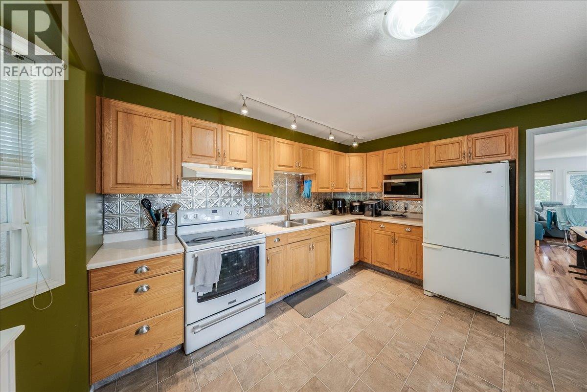 2507 Columbia Avenue, Castlegar, British Columbia  V1N 2X4 - Photo 16 - 10396809