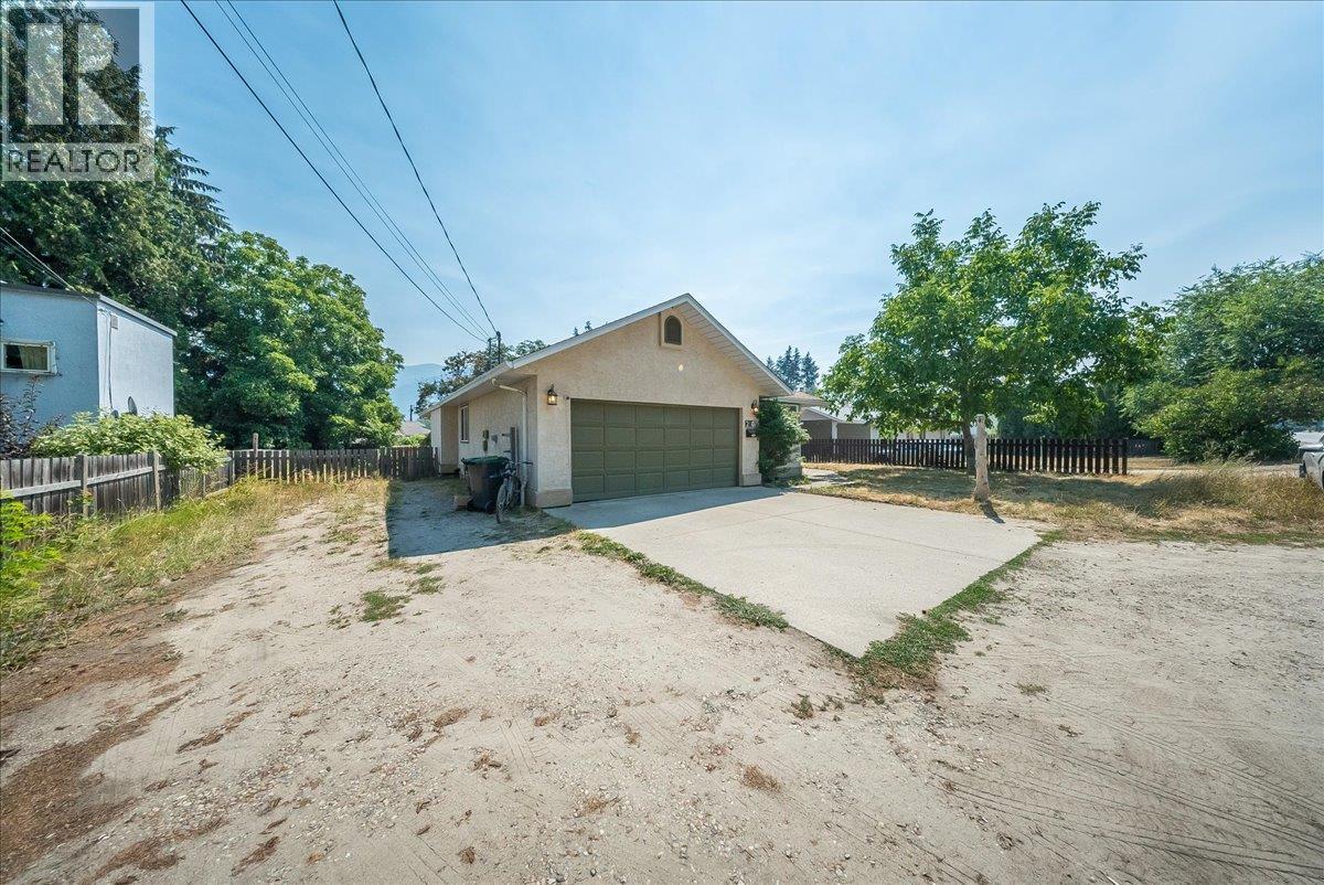 2507 Columbia Avenue, Castlegar, British Columbia  V1N 2X4 - Photo 4 - 10396809