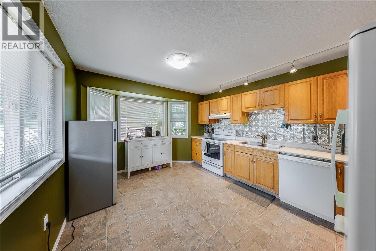 2507 Columbia Avenue, Castlegar, British Columbia  V1N 2X4 - Photo 14 - 10396809
