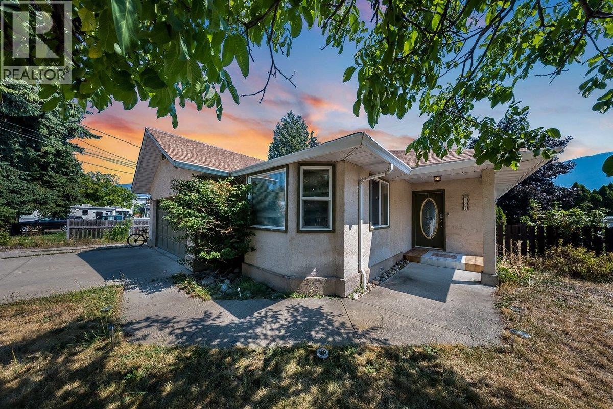 2507 COLUMBIA Avenue, Castlegar, British Columbia