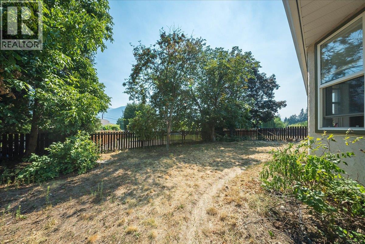 2507 Columbia Avenue, Castlegar, British Columbia  V1N 2X4 - Photo 41 - 10396809