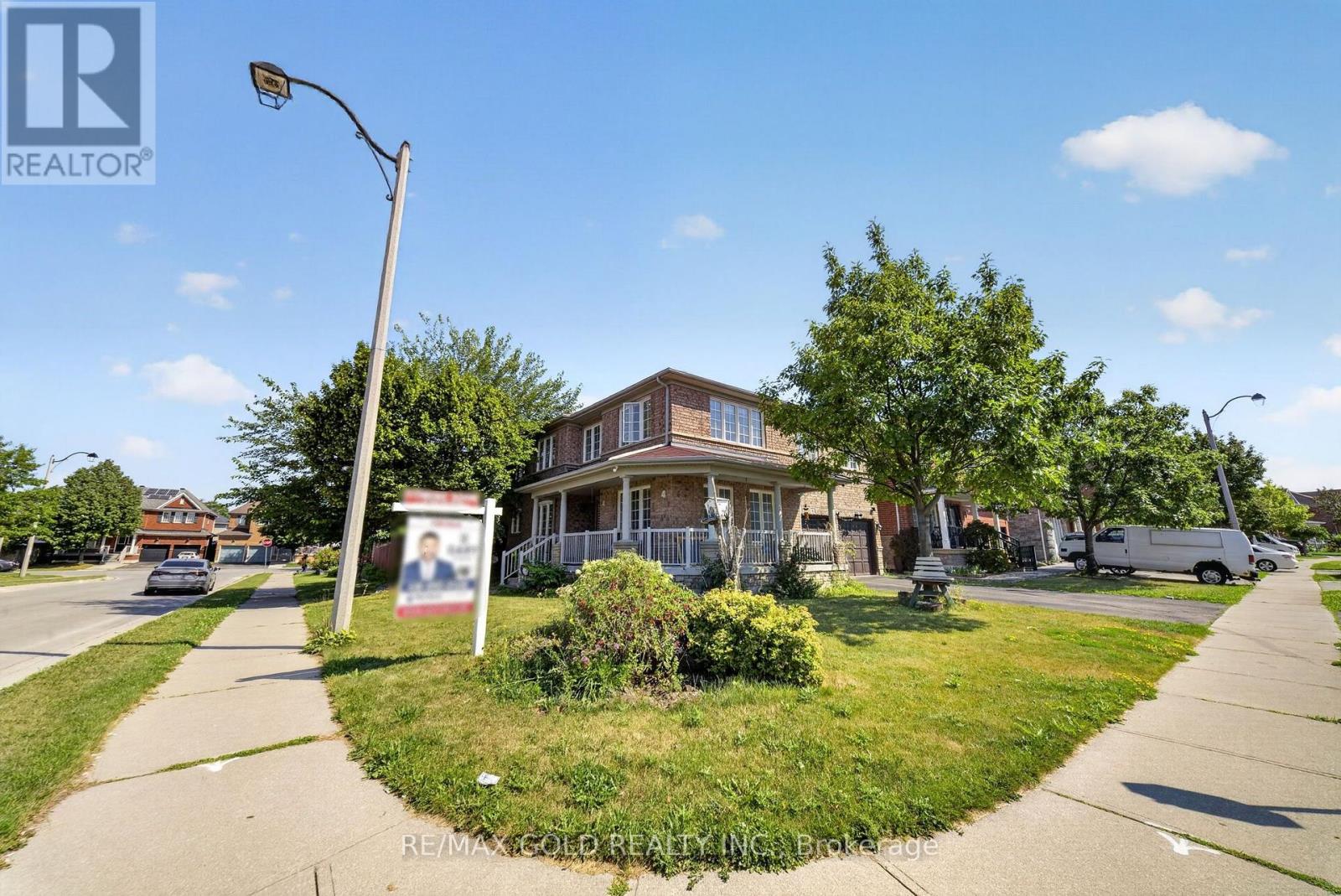 4 Sunnyview Road, Brampton, Ontario  L7A 3E3 - Photo 3 - W13638206