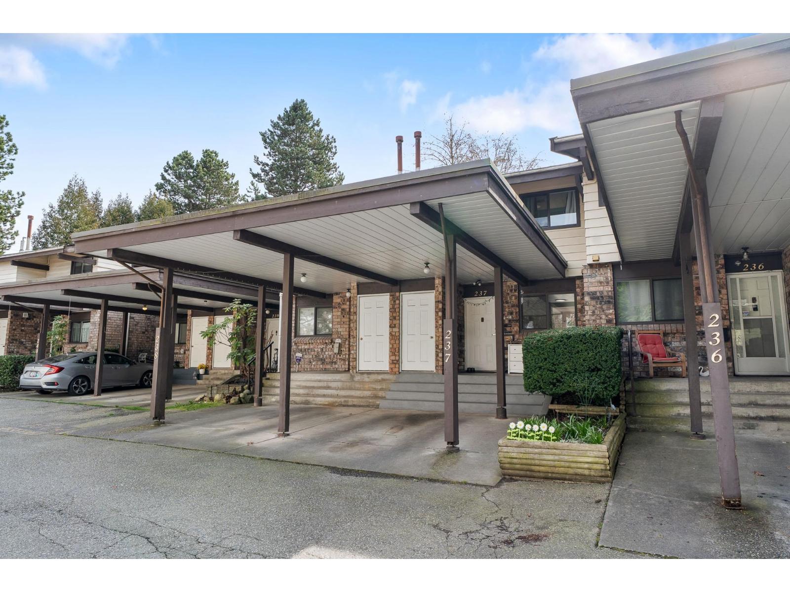 237 7447 140 STREET, Surrey, British Columbia