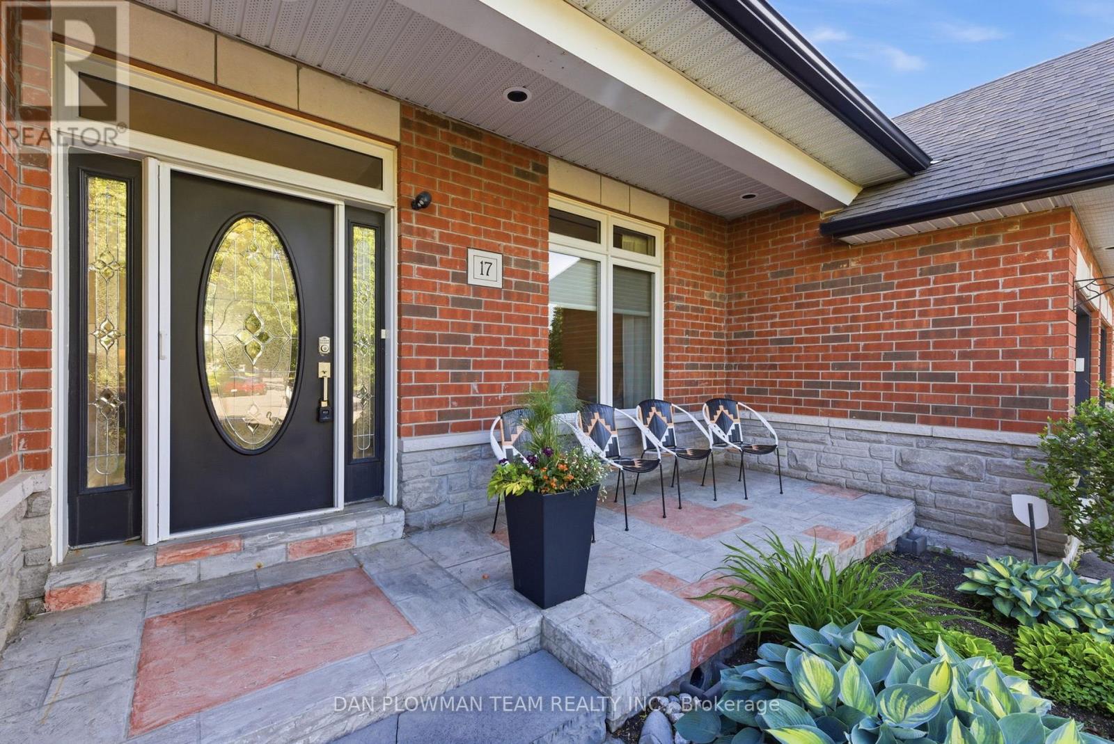17 Burgundy Court, Whitby, Ontario  L1R 3H7 - Photo 3 - E13642366