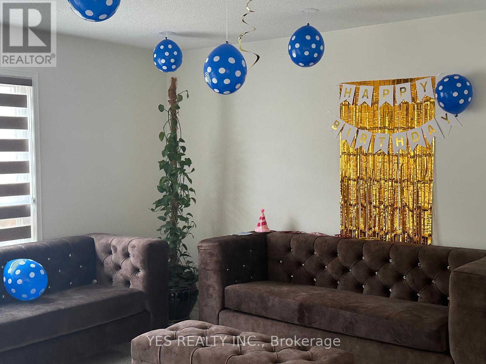 52 Hollingsworth Circle, Brampton, Ontario  L7A 0J7 - Photo 2 - W13550078