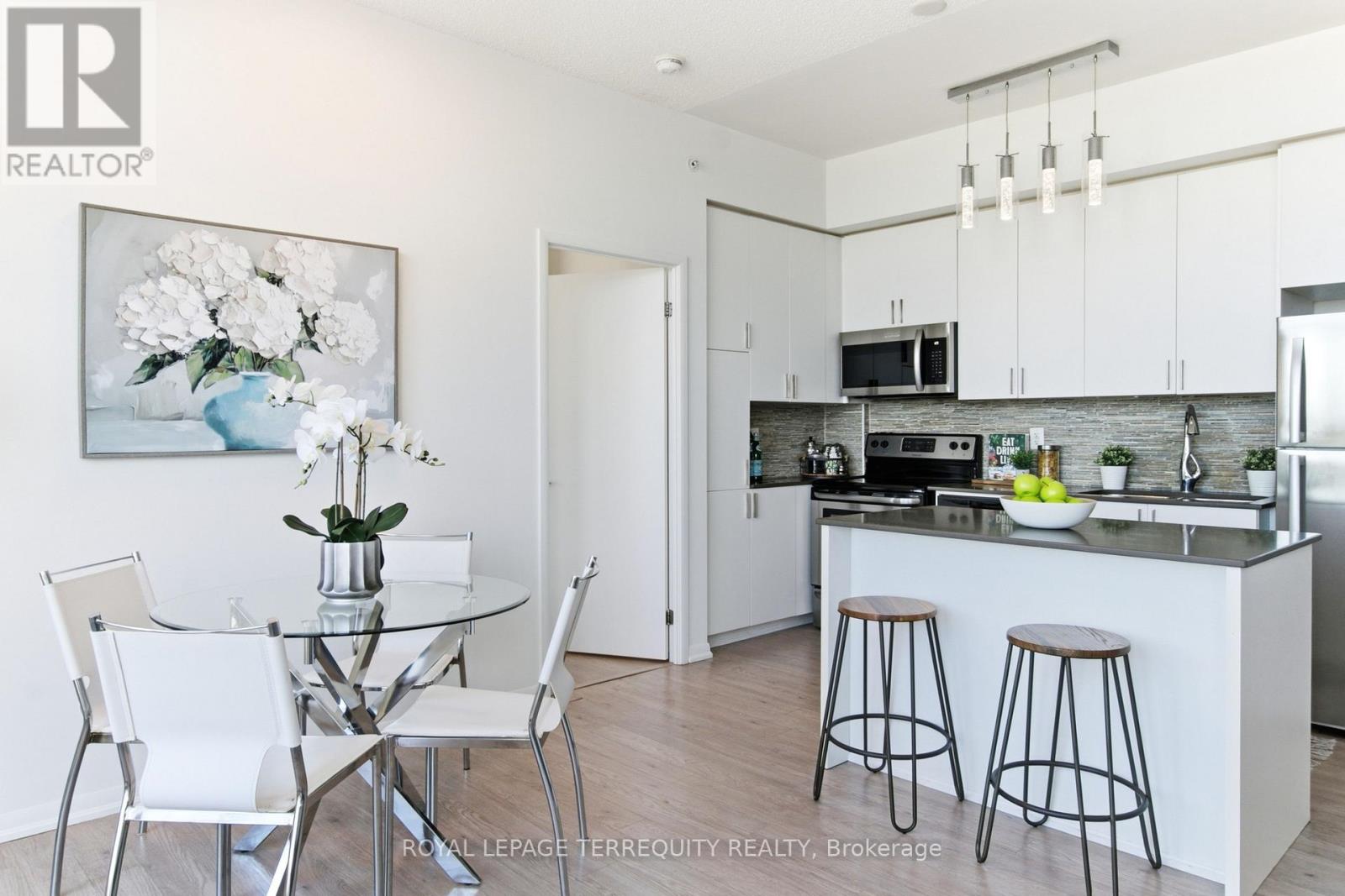 831 - 36 VIA BAGNATO BOULEVARD, Toronto, Ontario
