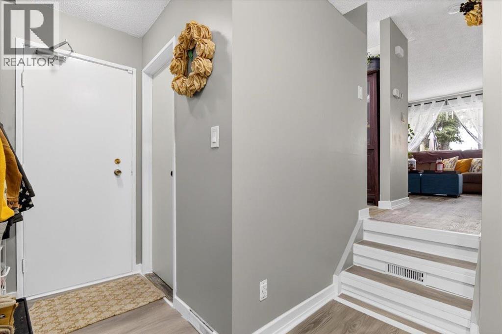 256 Callingwood Place NW, Edmonton, Alberta  T5T 2C6 - Photo 4 - A2304808