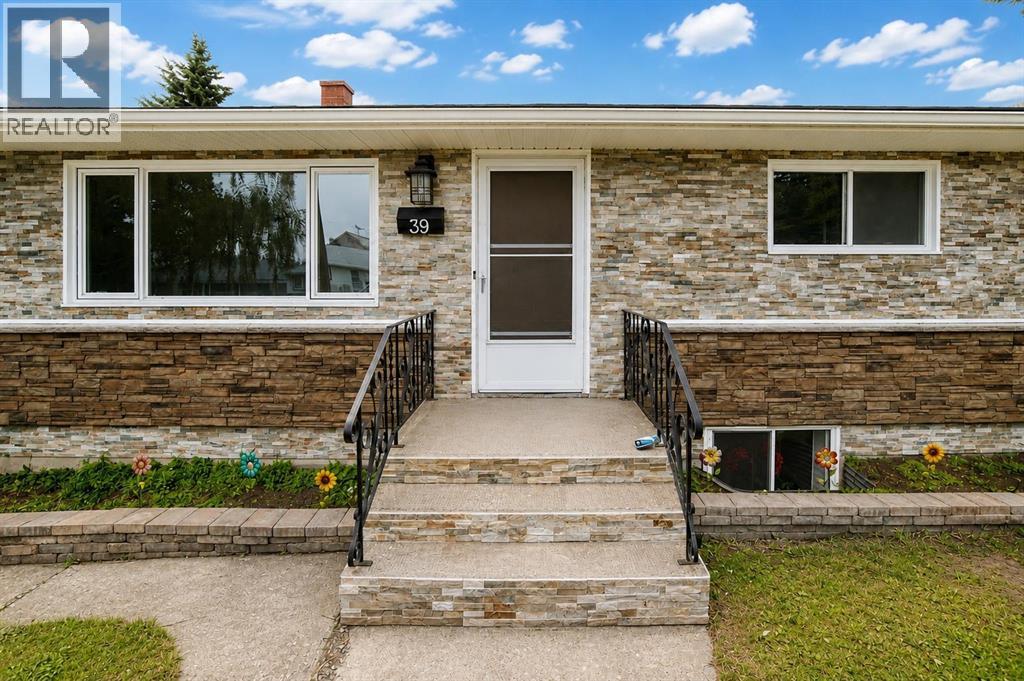 39 Healy Drive SW, Calgary, Alberta  T2V 2Z8 - Photo 2 - A2331950