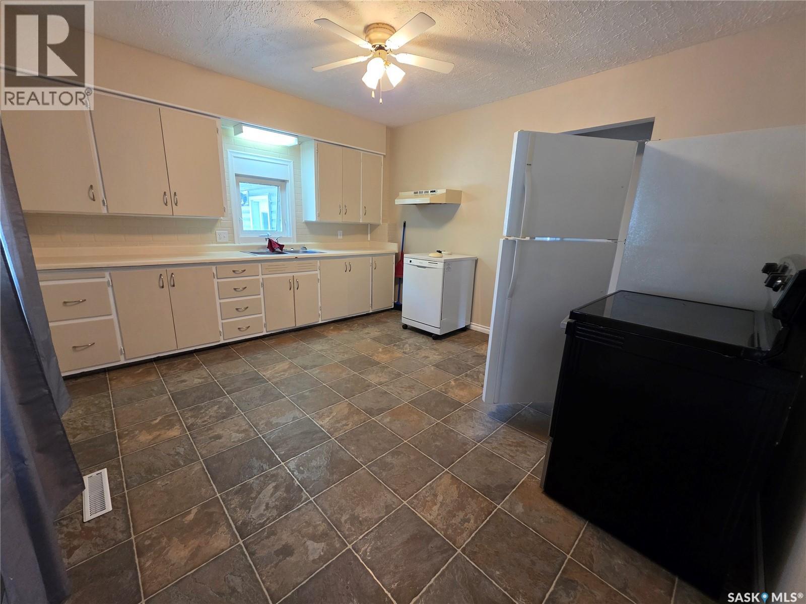 1119 Chaplin Street E, Swift Current, Saskatchewan  S9H 1J9 - Photo 4 - SK044539
