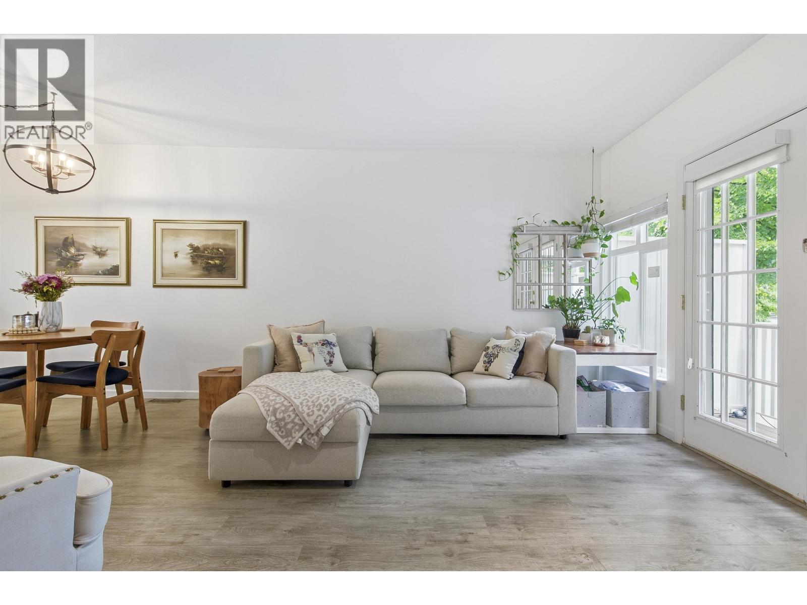 8529 Jellicoe Street, Vancouver, British Columbia  V5S 4T5 - Photo 4 - R3144393