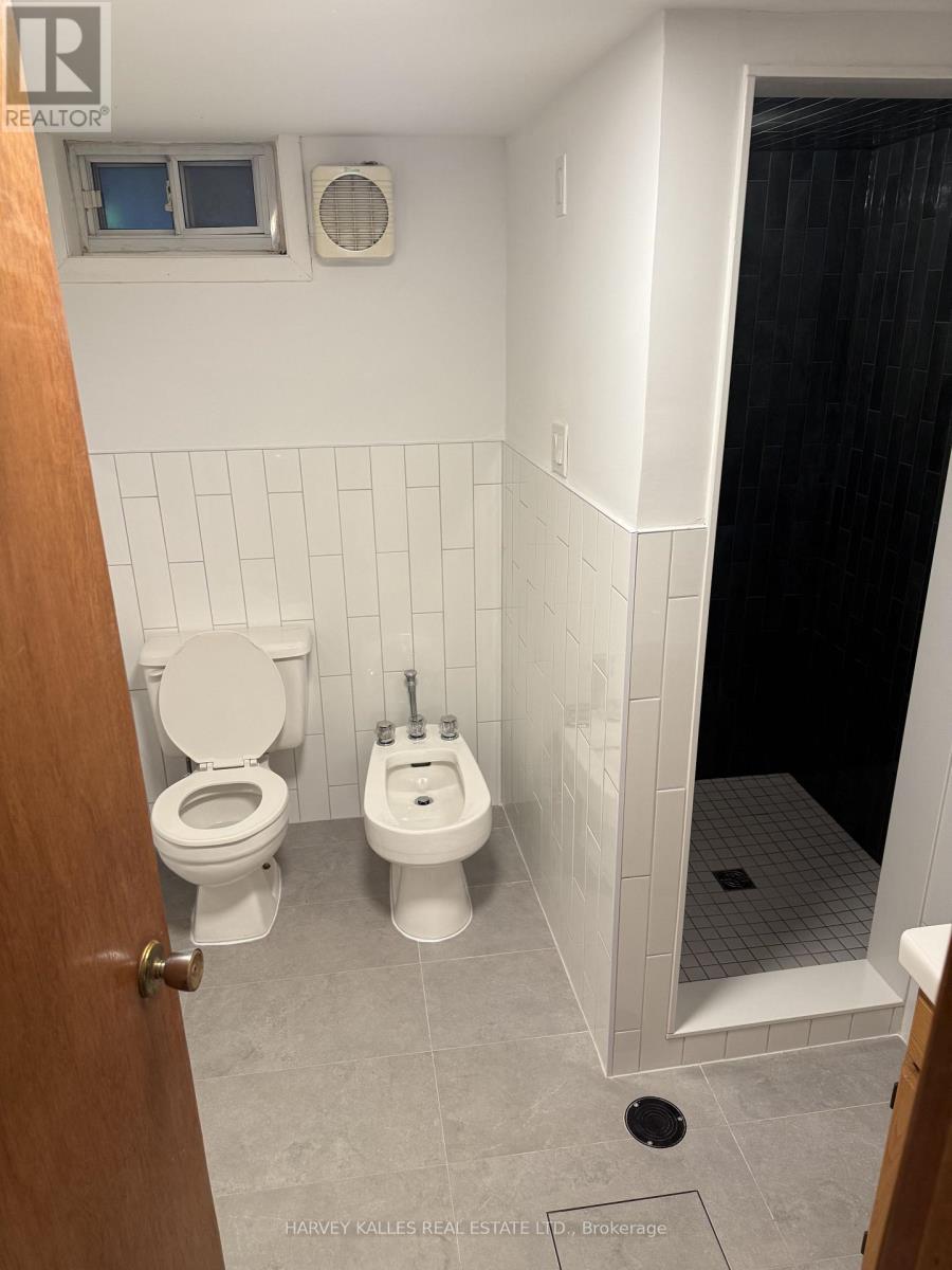 628 Manning Avenue, Toronto, Ontario  M6G 2V9 - Photo 8 - C13642362