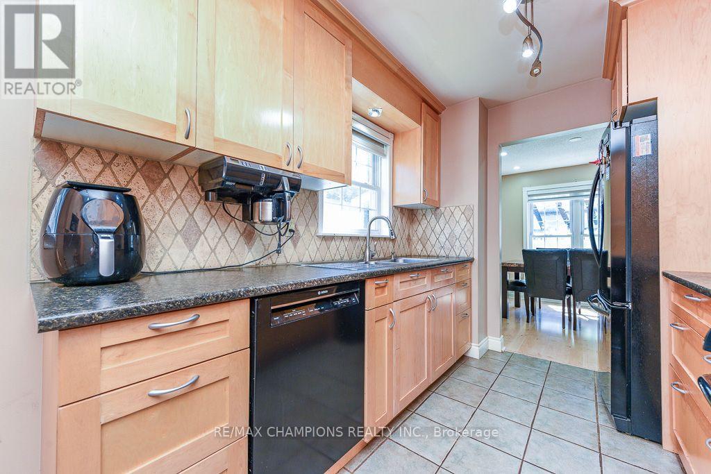 163 Simmons Boulevard, Brampton, Ontario  L6V 3Y2 - Photo 11 - W13640834