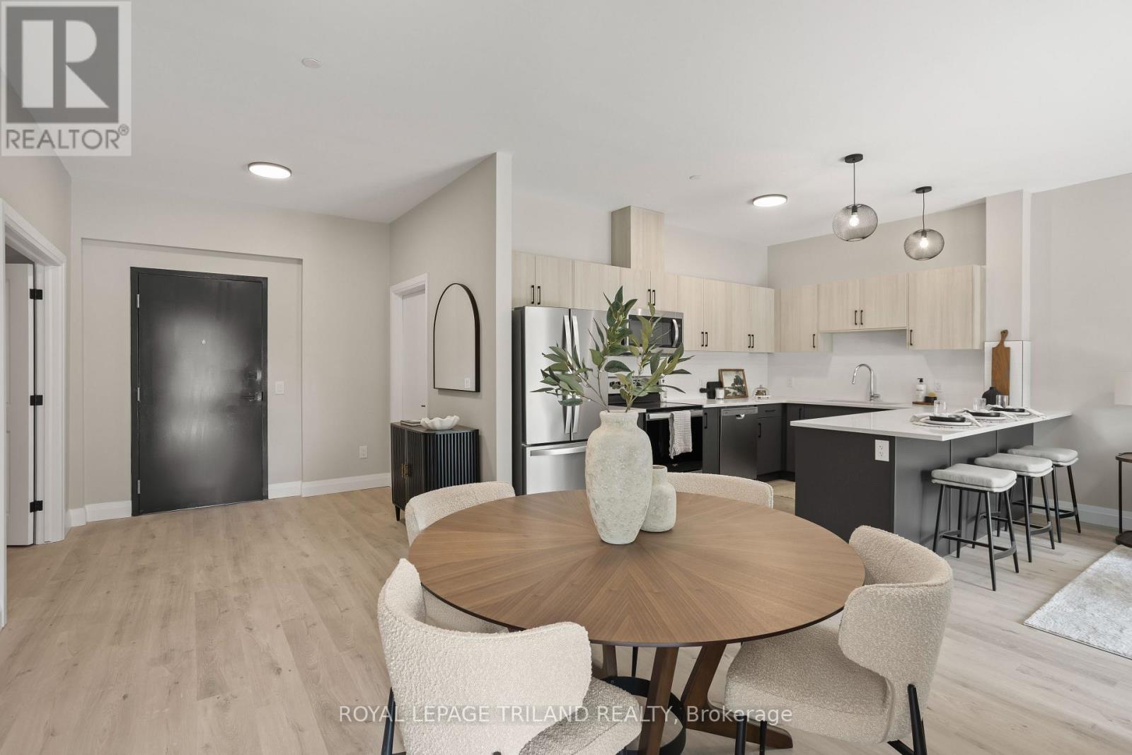 208 - 33318 Richmond Street, Lucan Biddulph, Ontario  N0M 2J0 - Photo 3 - X13642484