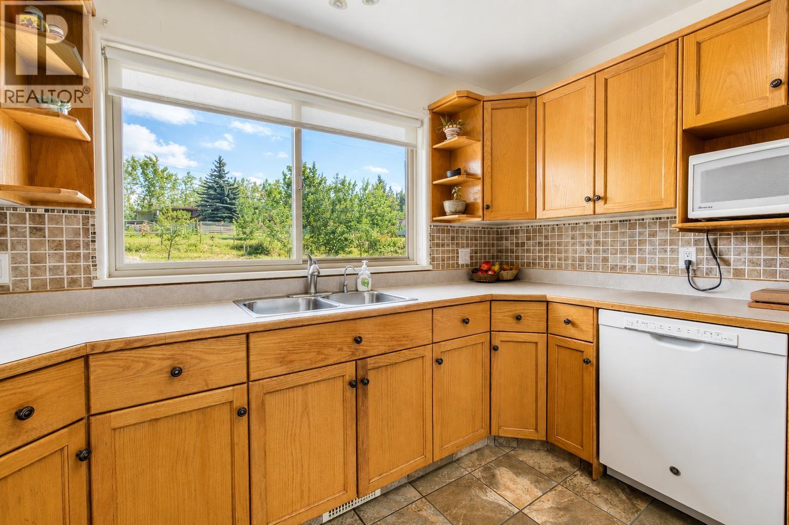 4904 Telqua Drive, 108 Mile Ranch, British Columbia  V0K 2Z0 - Photo 14 - R3153167