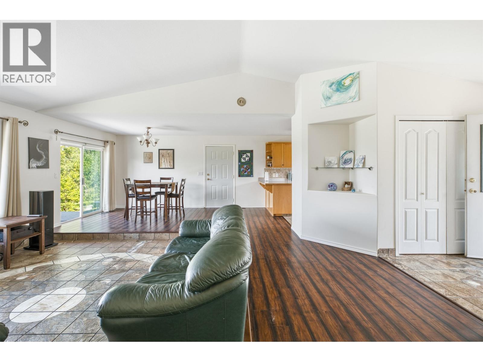 4904 Telqua Drive, 108 Mile Ranch, British Columbia  V0K 2Z0 - Photo 9 - R3153167