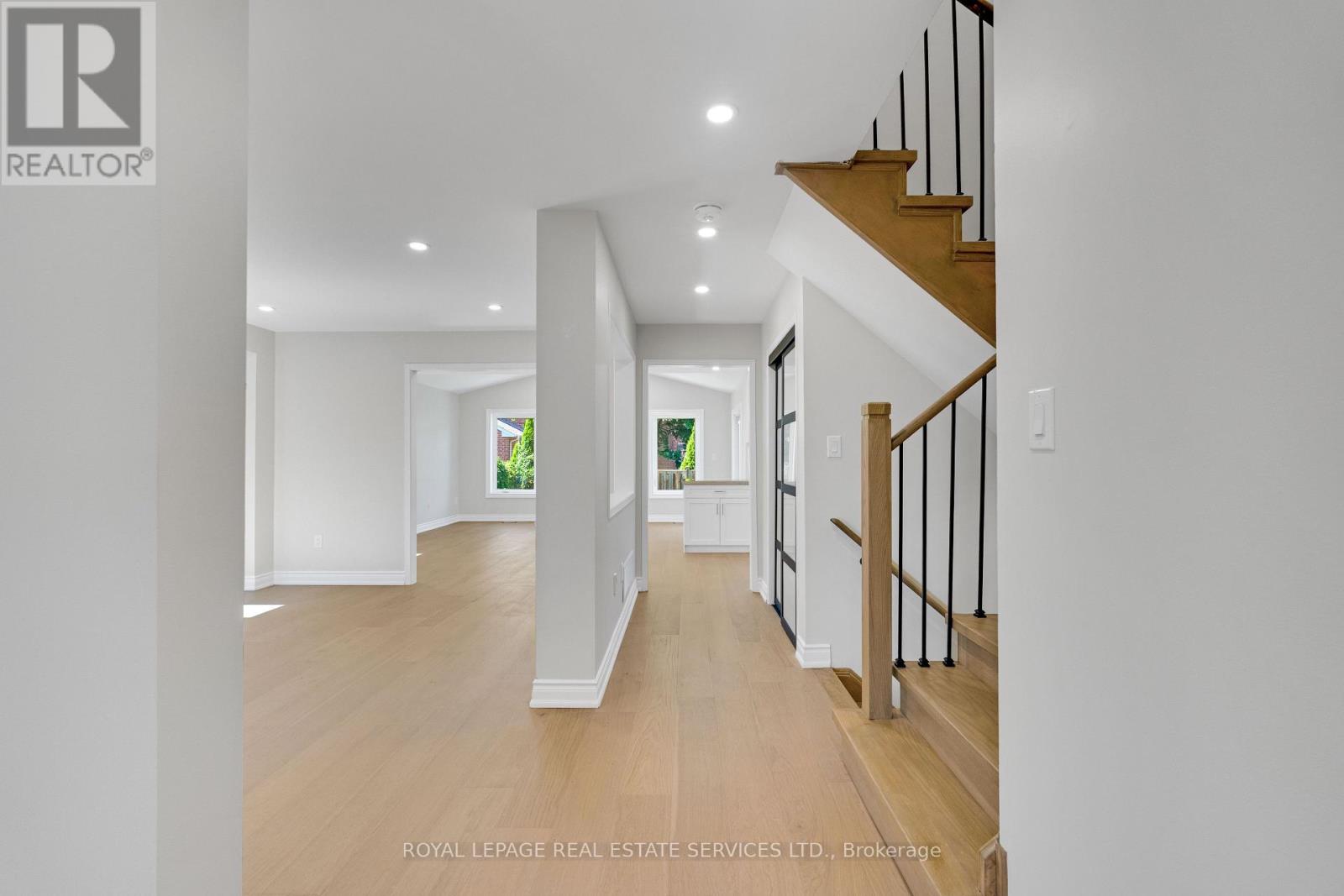 3955 Foxwood Avenue, Mississauga, Ontario  L5N 7V4 - Photo 2 - W13642512