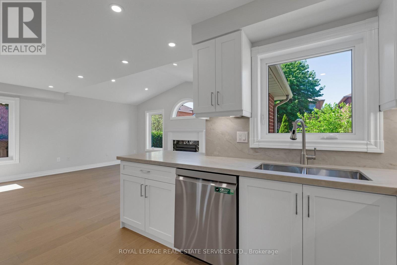 3955 Foxwood Avenue, Mississauga, Ontario  L5N 7V4 - Photo 7 - W13642512