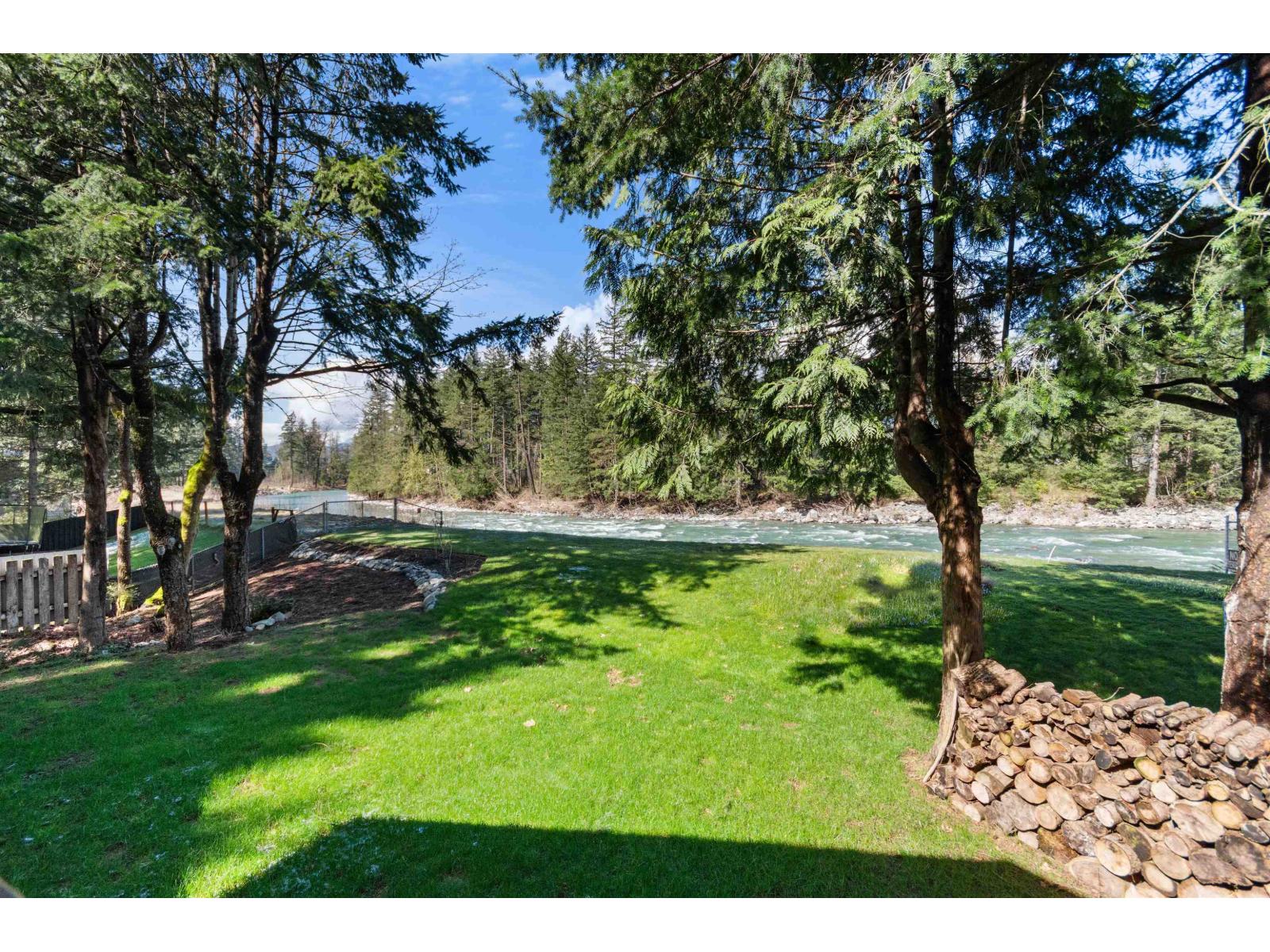 30 Robertson Crescent, Hope, Hope, British Columbia  V0X 1L4 - Photo 2 - R3106567