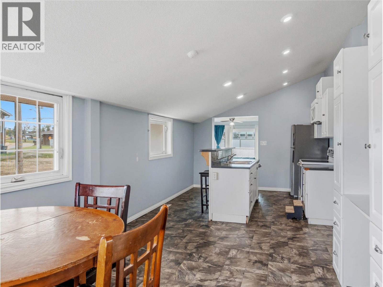 10744 17 Street, Dawson Creek, British Columbia  V1G 4C5 - Photo 5 - 10396817