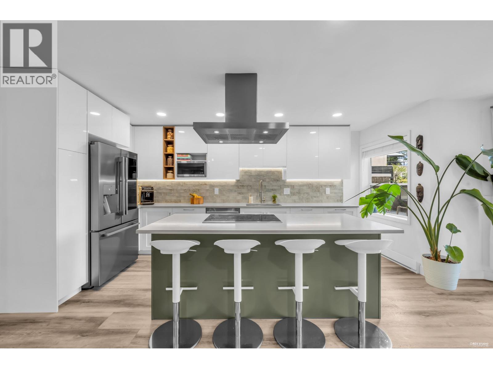 604 1500 OSTLER COURT