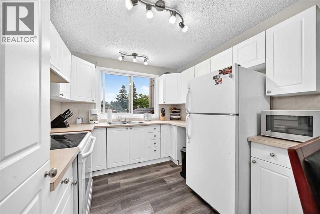 33, 175 Manora Place, Calgary, Alberta  T2A 4P6 - Photo 5 - A2335022