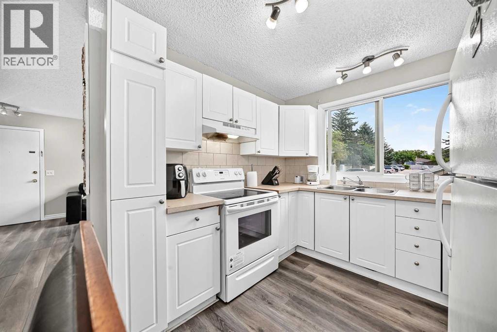 33, 175 Manora Place, Calgary, Alberta  T2A 4P6 - Photo 6 - A2335022