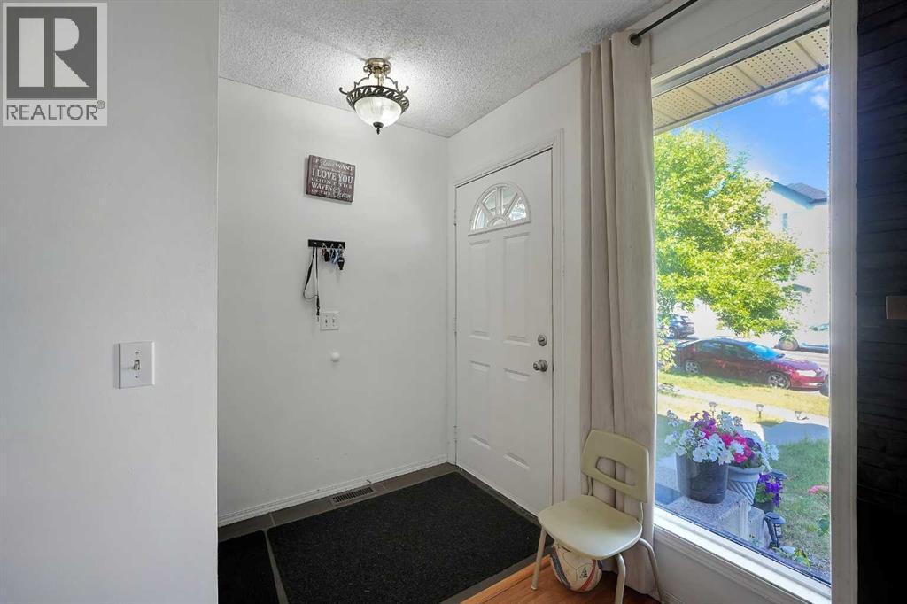 6507 Rundlehorn Drive NE, Calgary, Alberta  T1Y 3T6 - Photo 2 - A2334337