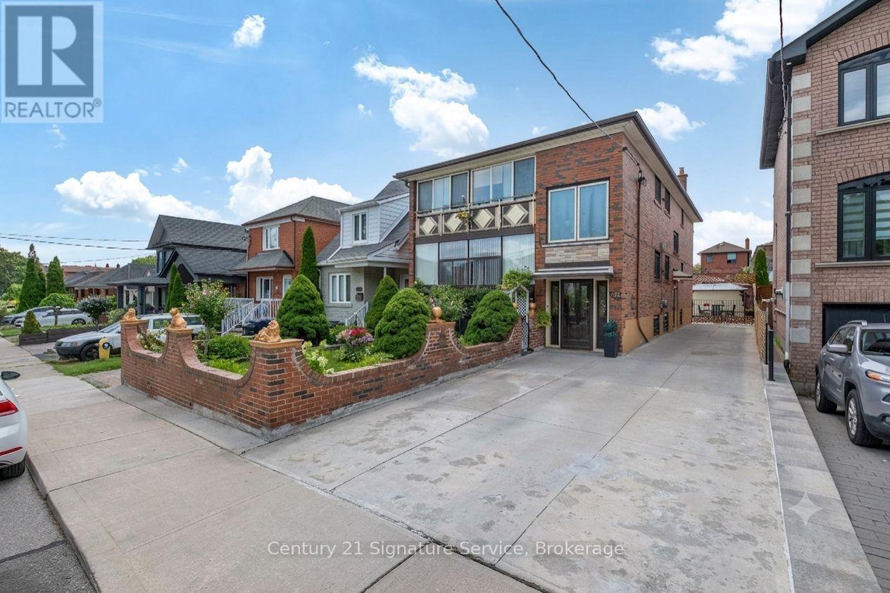 524 SILVERTHORN AVENUE, Toronto, Ontario