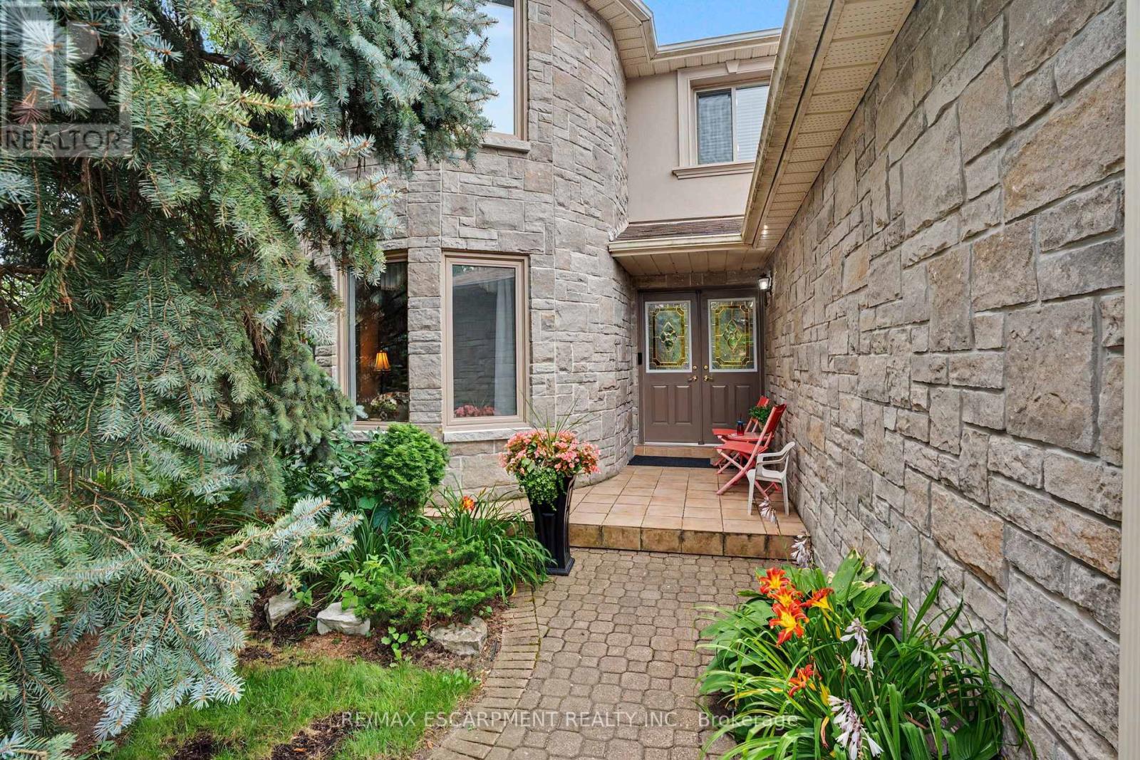 5172 Hidden Valley Court, Mississauga, Ontario  L5M 3P1 - Photo 4 - W13642600