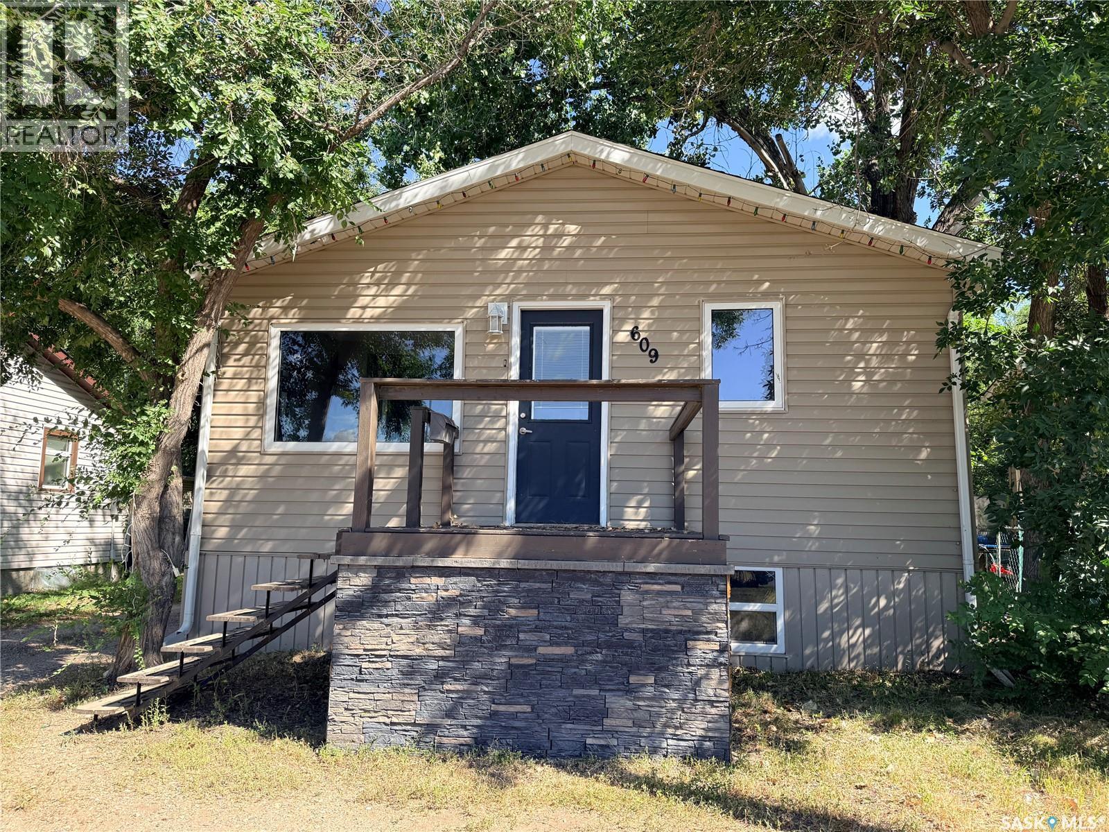 609 King STREET S, Estevan, Saskatchewan
