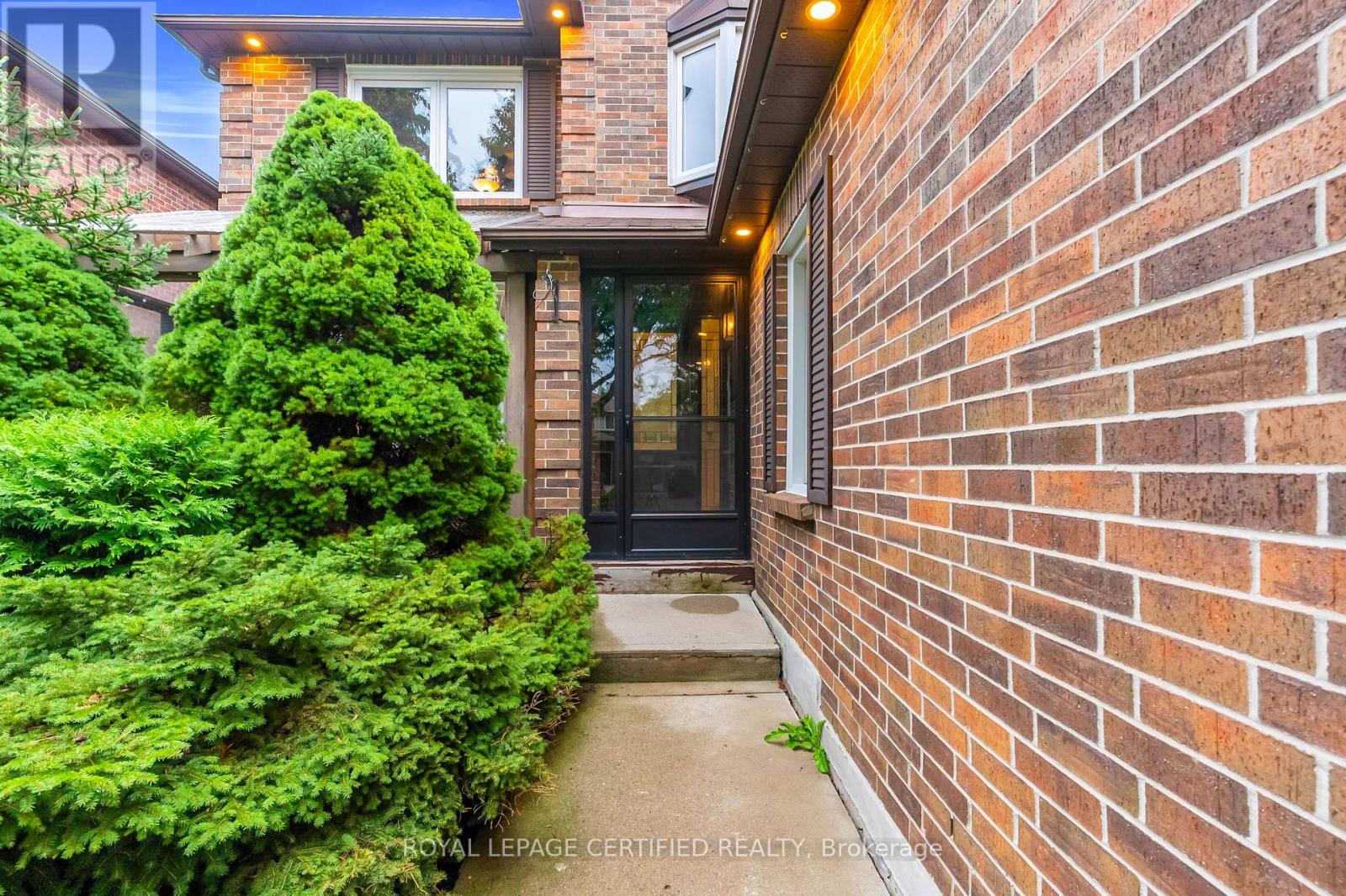 3650 Baird Court, Mississauga, Ontario L5L 4T4 - Photo 2 - W13635802