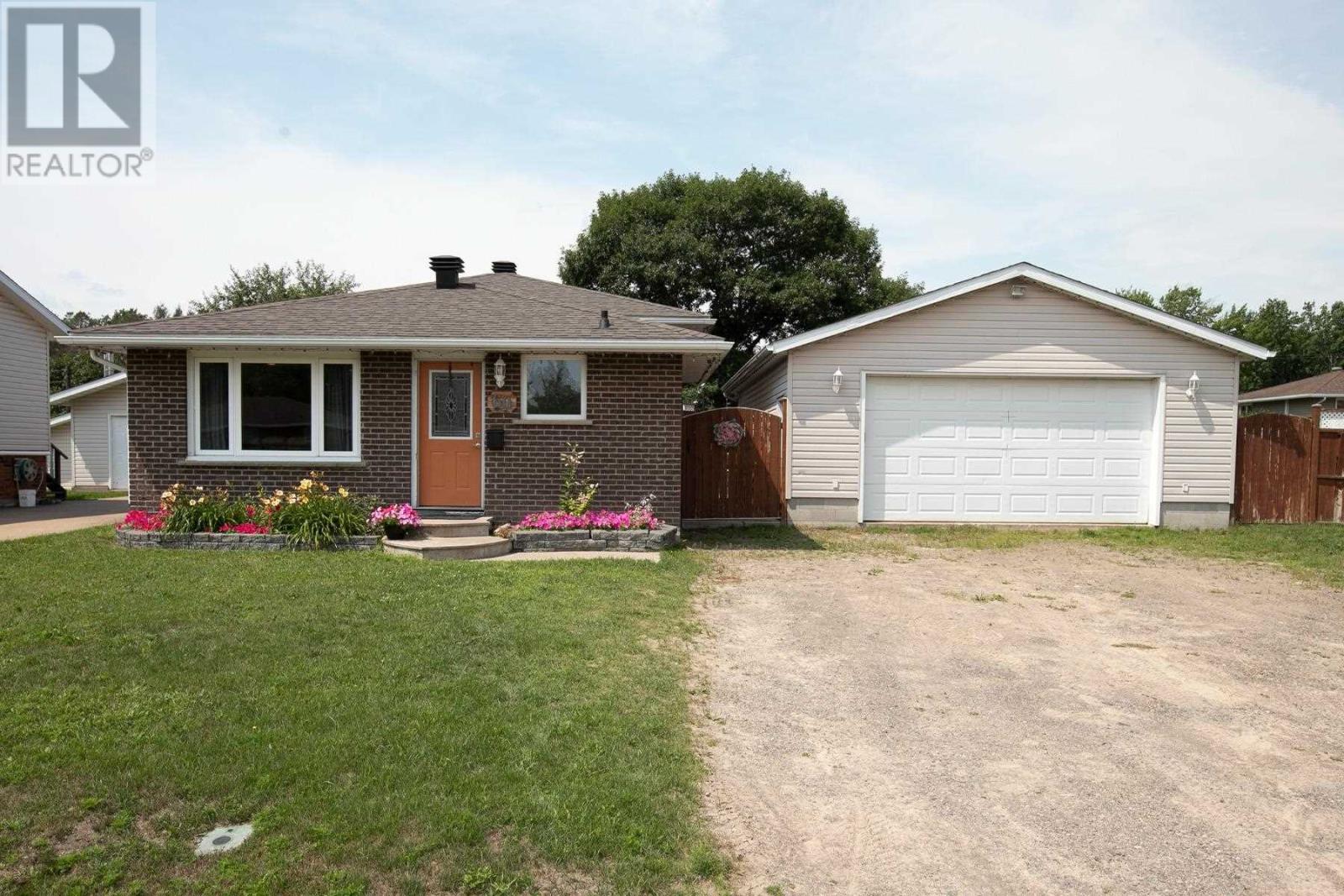 60 Ross St, Sault Ste. Marie, Ontario  P6A 5Y8 - Photo 2 - SM262059