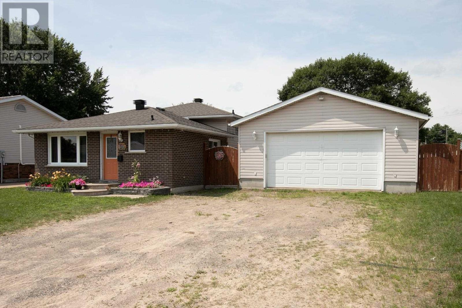 60 Ross St, Sault Ste. Marie, Ontario  P6A 5Y8 - Photo 3 - SM262059