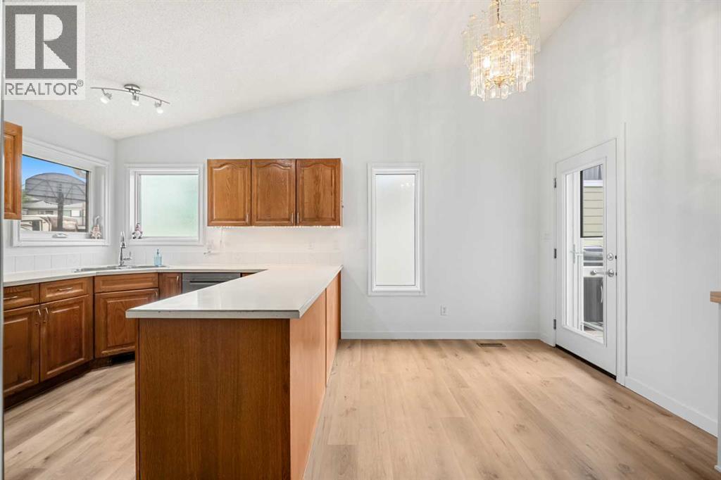 1667 Meadowbrook Drive SE, Airdrie, Alberta  T4A 2A4 - Photo 8 - A2321424