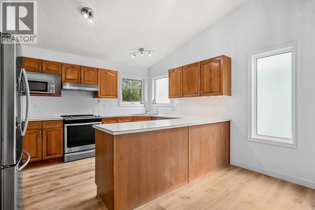1667 Meadowbrook Drive SE, Airdrie, Alberta  T4A 2A4 - Photo 9 - A2321424