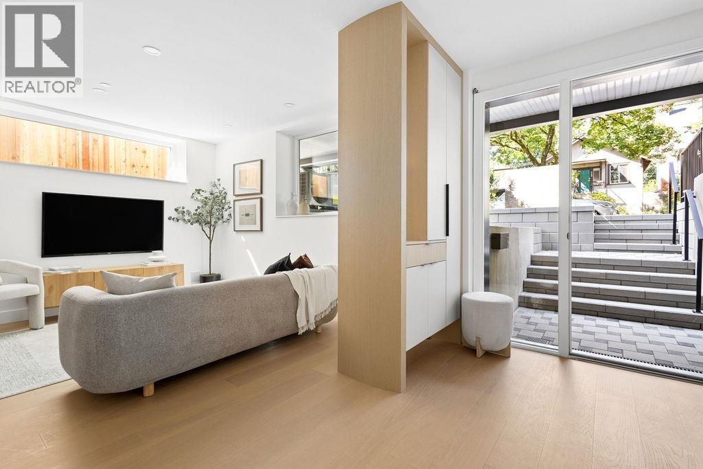 2 2124 E 8 AVENUE, Vancouver, British Columbia