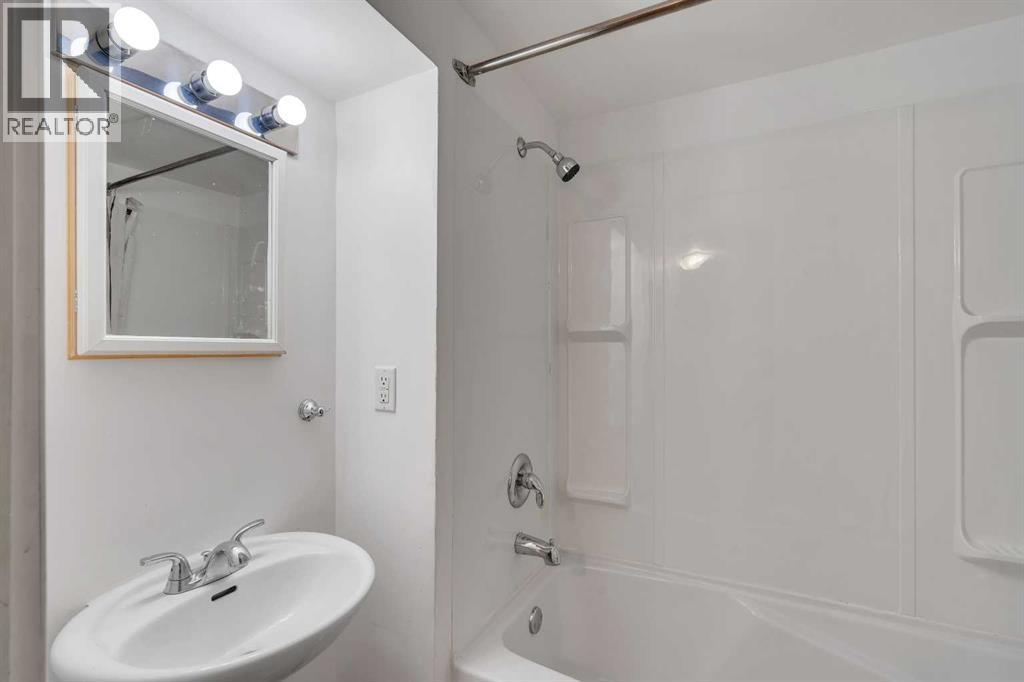 8432 Elbow Drive SW, Calgary, Alberta  T2V 1K8 - Photo 19 - A2333918