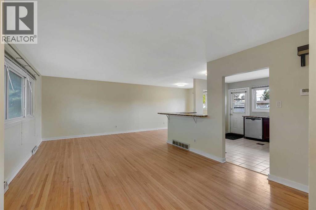 8432 Elbow Drive SW, Calgary, Alberta  T2V 1K8 - Photo 3 - A2333918