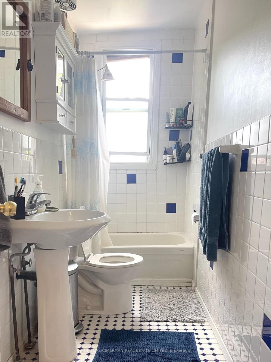 Upper - 6 Givins Street, Toronto, Ontario  M6J 2X6 - Photo 9 - C13642918