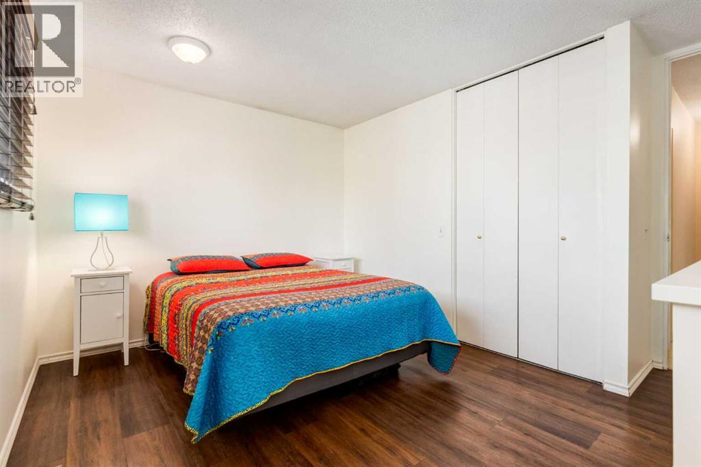 2512 106 Avenue SW, Calgary, Alberta  T2W 2H9 - Photo 12 - A2335121