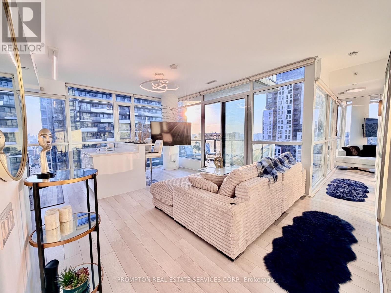 <div class="slider-price">$799,000</div><p>3004 - 290 Adelaide Street W, Toronto, Ontario</p>