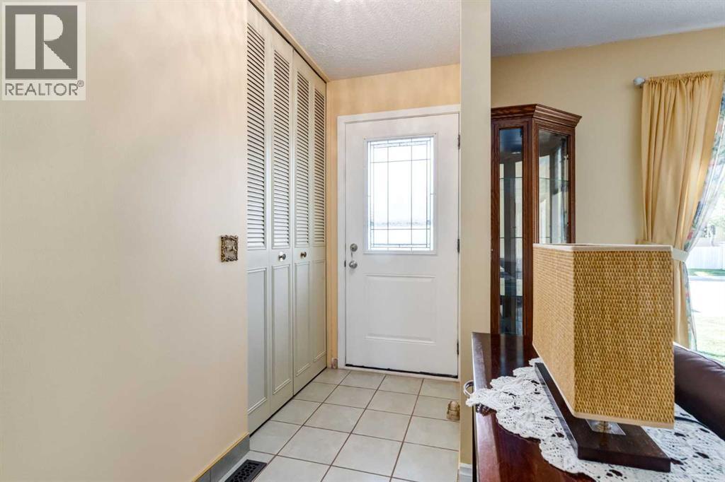 2512 106 Avenue SW, Calgary, Alberta  T2W 2H9 - Photo 3 - A2335121