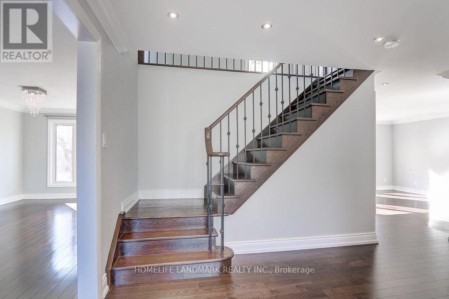 210 Valleyview Court, Oakville, Ontario  L6L 5H8 - Photo 13 - W13643166