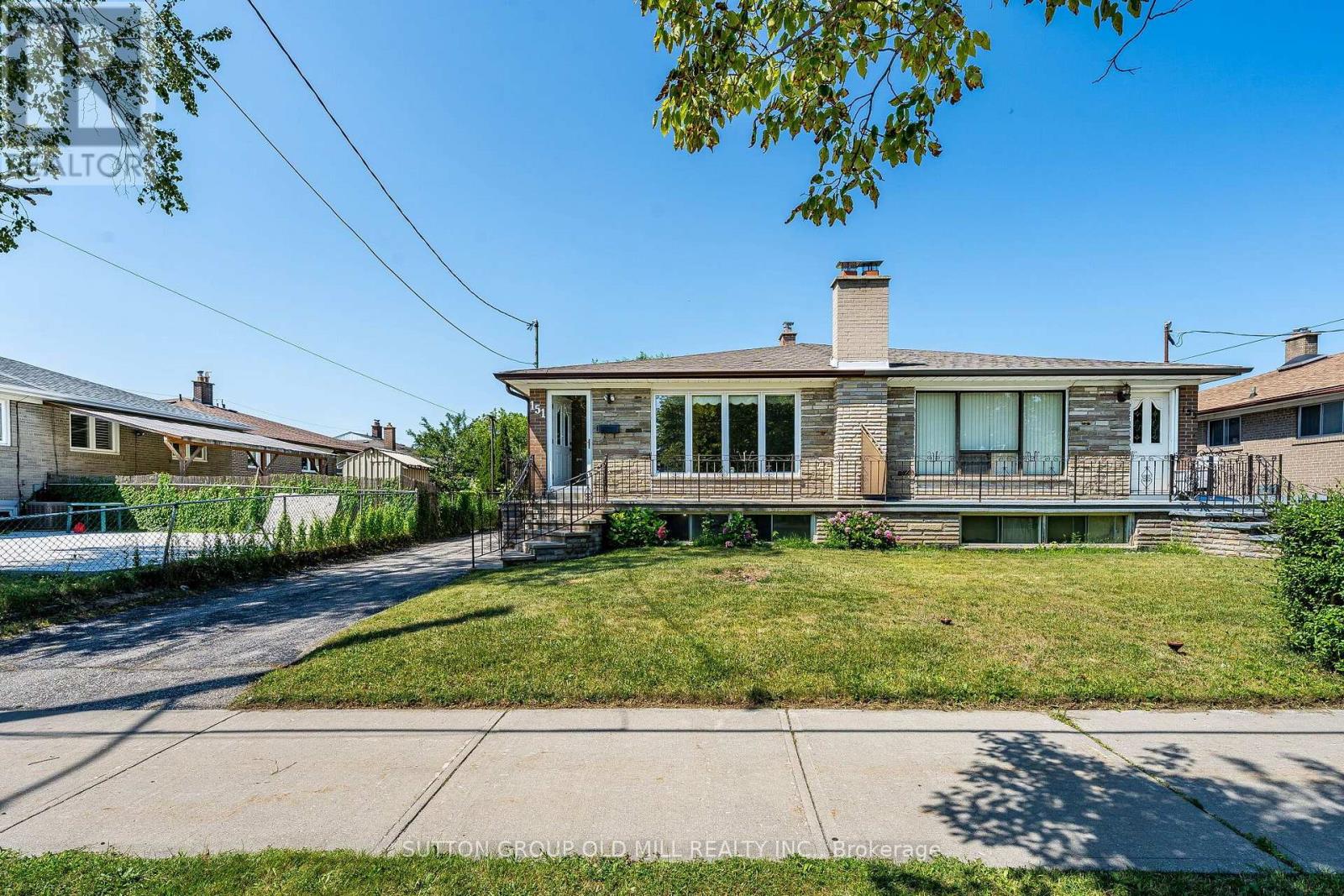 <div class="slider-price">$929,900</div><p>151 Lanyard Road, Toronto, Ontario</p>