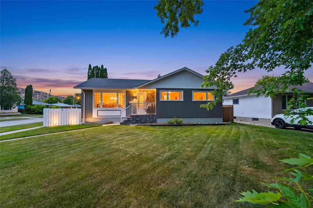 2 Byron Bay, Winnipeg, Manitoba  R3K 0R7 - Photo 0 - 202619546