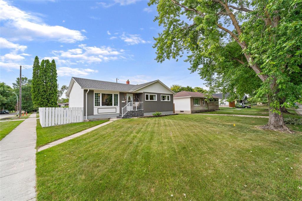 2 Byron Bay, Winnipeg, Manitoba  R3K 0R7 - Photo 1 - 202619546